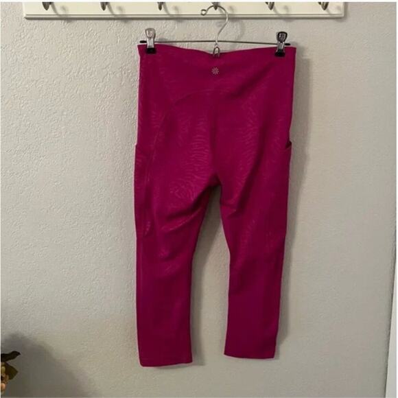 Athleta Ultimate Stash Pocket Printed Capri in Fiji Magnolia - Picture 4 of 5